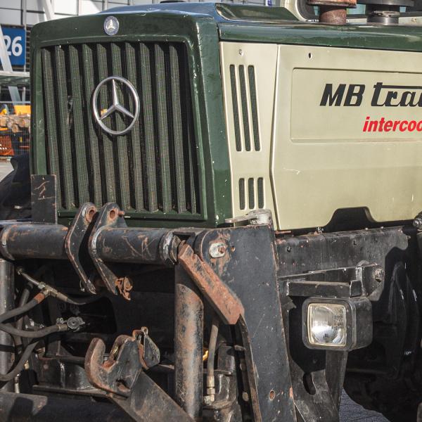 MB trac 1800 Intercooler Motorhaube mit Kühlergrill – Frontansicht Traktor Ersatzteile Detail